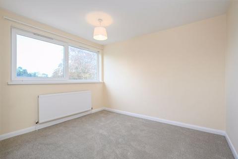 3 bedroom apartment to rent, St Vincent Road Walton on Thames.