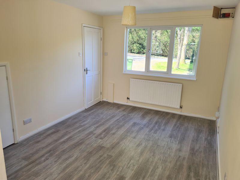 St Josephs Road, Aldershot 2 bed semidetached house £950 pcm (£219 pw)