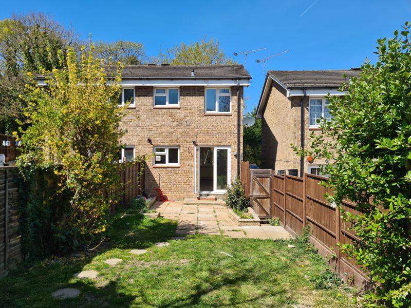 St Josephs Road, Aldershot 2 bed semidetached house £950 pcm (£219 pw)