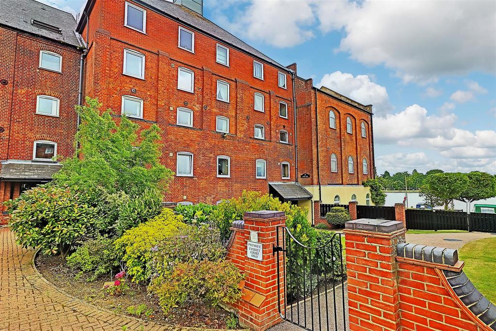 Swonnells Walk, Oulton Broad 3 bed flat £200,000