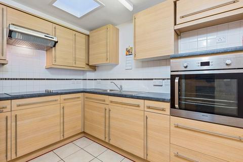 2 bedroom apartment for sale - Farringford Court, Avenue Road, Lymington, Hampshire, SO41 9PA