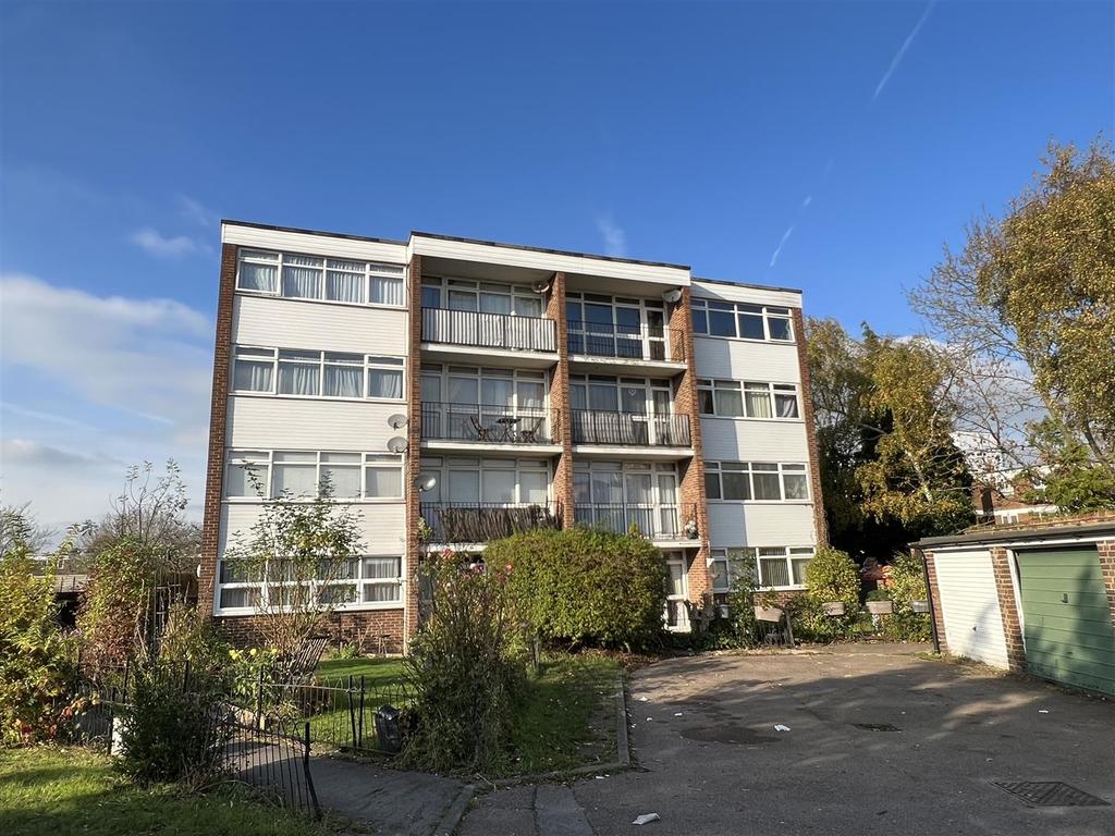 Tower Court, Tower Hill, Brentwood 2 bed flat £275,000