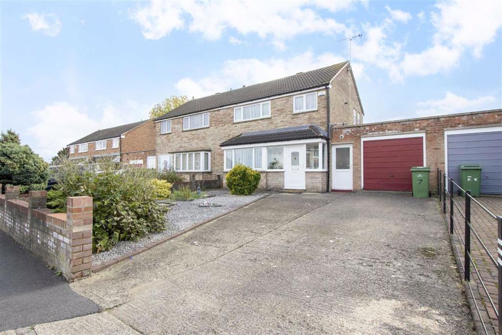 Hertford Place, Bletchley, Milton Keynes 3 bed semidetached house £