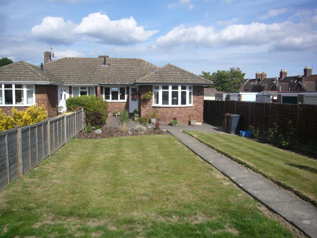 Keld Drive, Uckfield 2 bed semidetached bungalow £335,000