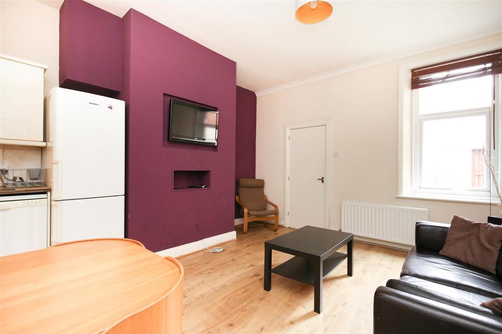 Oakland Road, Jesmond, NE2, (£80 PPPW) 3 bed flat £1,040 pcm (£240 pw)