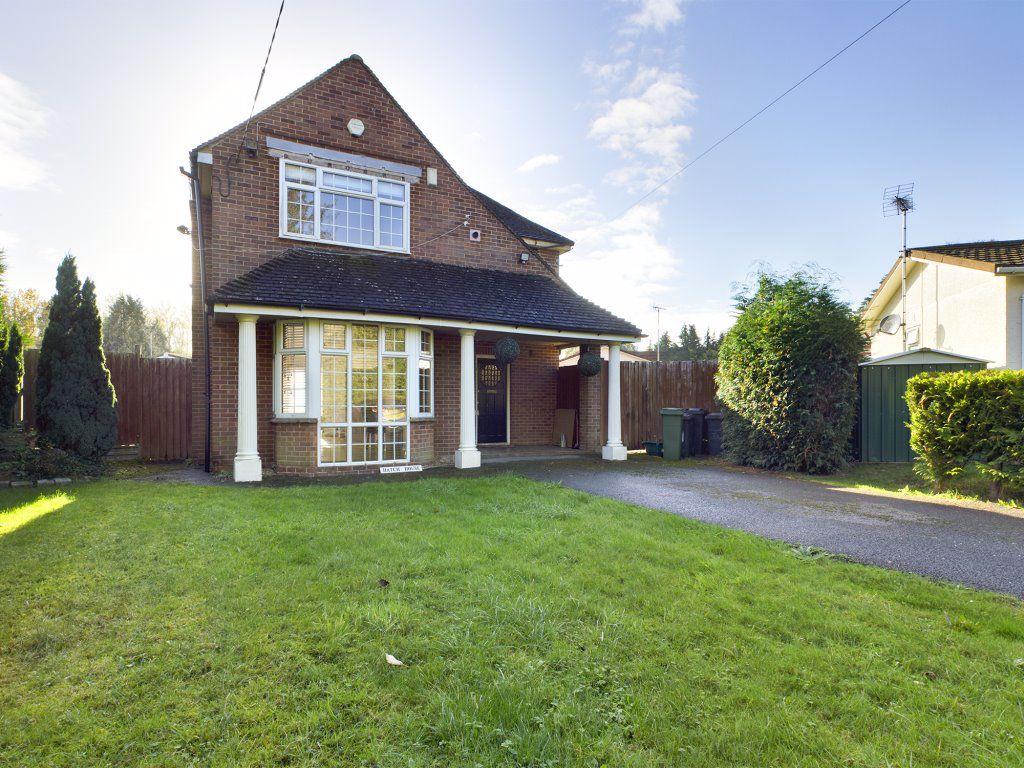 HATCH, OLD BASING 3 bed detached house £1,400 pcm (£323 pw)
