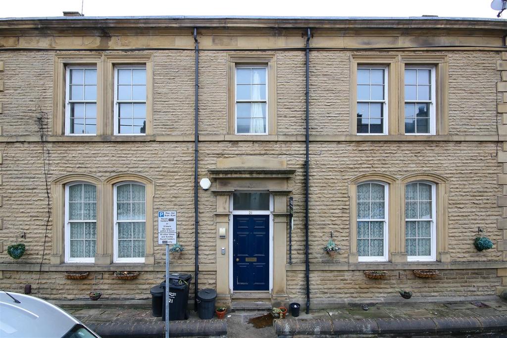 Catherine Street, Elland 2 bed apartment £465 pcm (£107 pw)