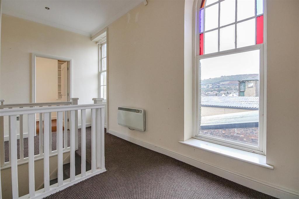Catherine Street, Elland 2 bed apartment £465 pcm (£107 pw)