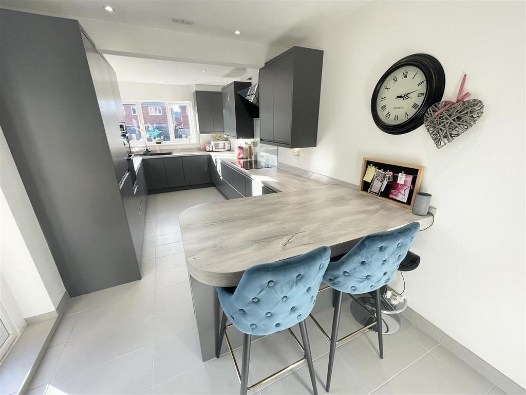Hinton Road, Gloucester 4 bed semidetached house £325,000