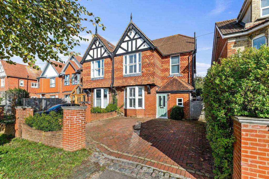 Faversham Road, Kennington, Ashford TN24 4 bed semidetached house £