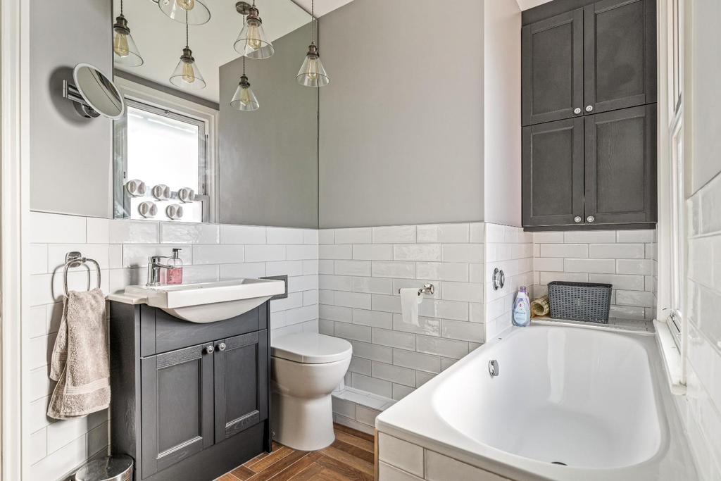 Bathroom (2).jpg
