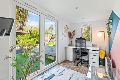 239 Faversham Road, Kennington, Ashford, TN24 9AJ