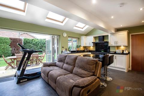 1 Bramber Close, Haywards Heath, RH16 4AZ