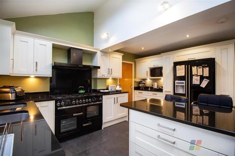 1 Bramber Close, Haywards Heath, RH16 4AZ