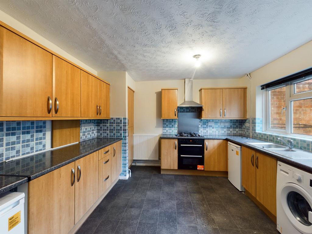 Knightsbridge Way, Hemel Hempstead... 5 bed terraced house £1,700 pcm (£392 pw)