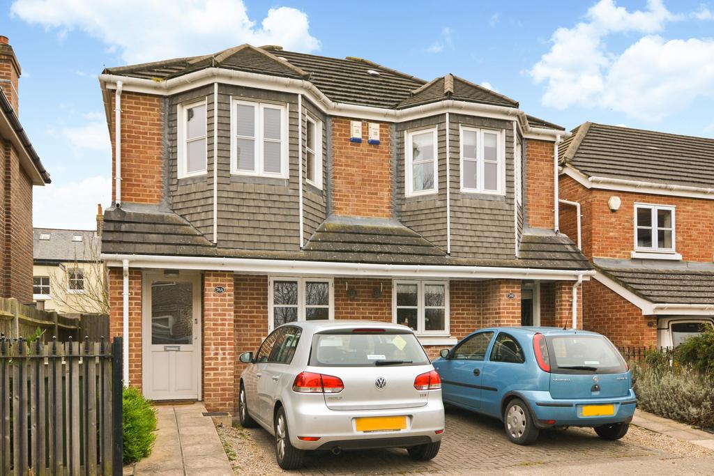 Churchview Road, Twickenham, UK, TW2 2 bed house £2,250 pcm (£519 pw)