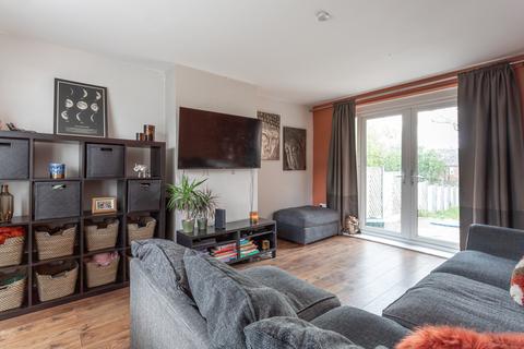 10 Cragside Walk, Leeds, LS5 3LX