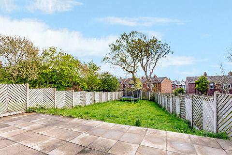 10 Cragside Walk, Leeds, LS5 3LX