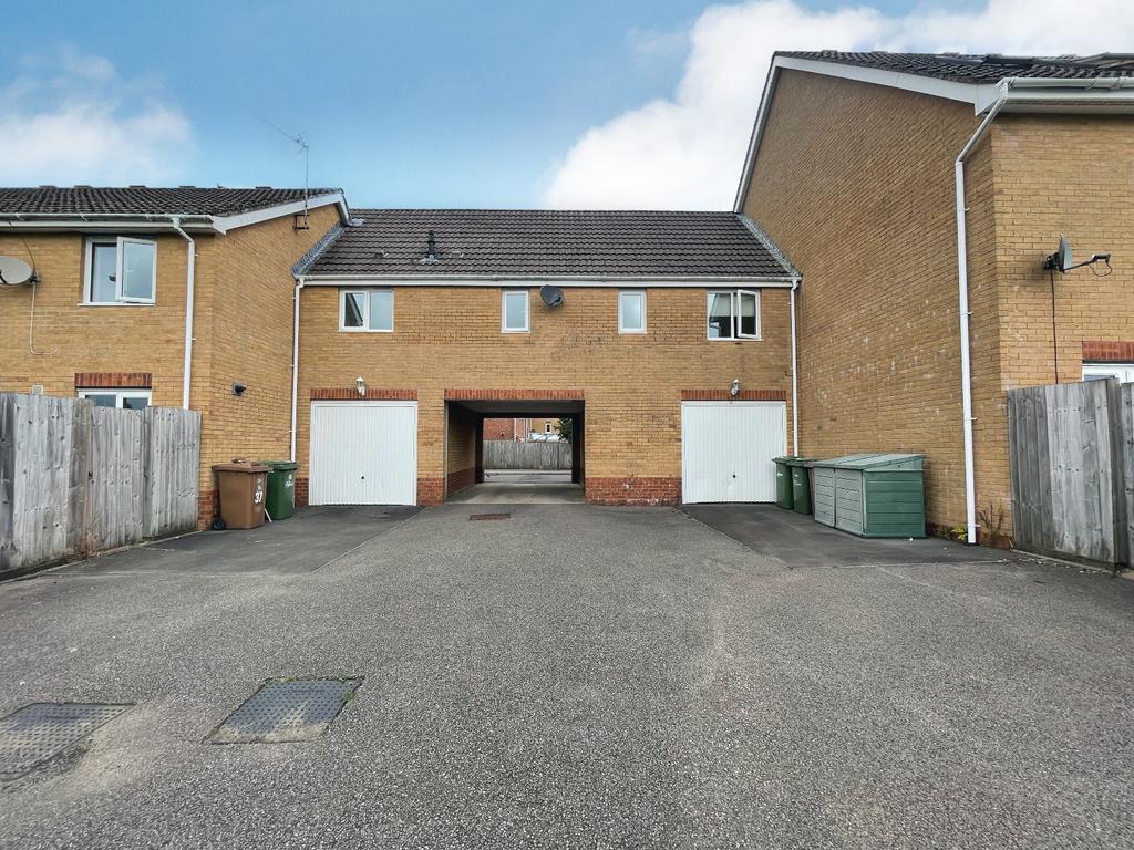 Small Meadow Court,Caerphilly,CF83 3RT 2 bed flat £170,000