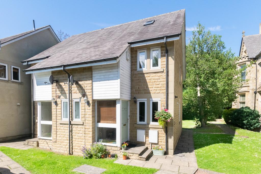 St. Anns Tower Mews, Kirkstall Lane, Leeds, LS6 2 bed semidetached house £230,000