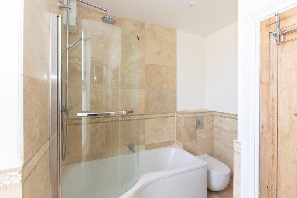Bathroom 2 (2)