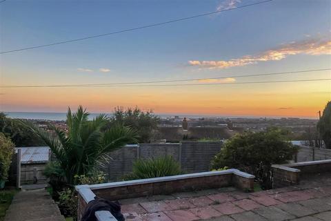 4 Montgomery Way, Folkestone, CT19 6LL