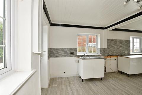 4 Montgomery Way, Folkestone, CT19 6LL