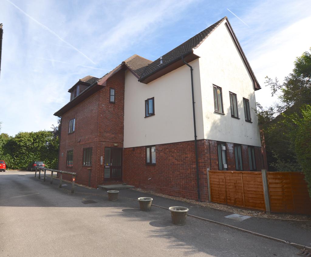 Leatherhead Studio £850 pcm (£196 pw)