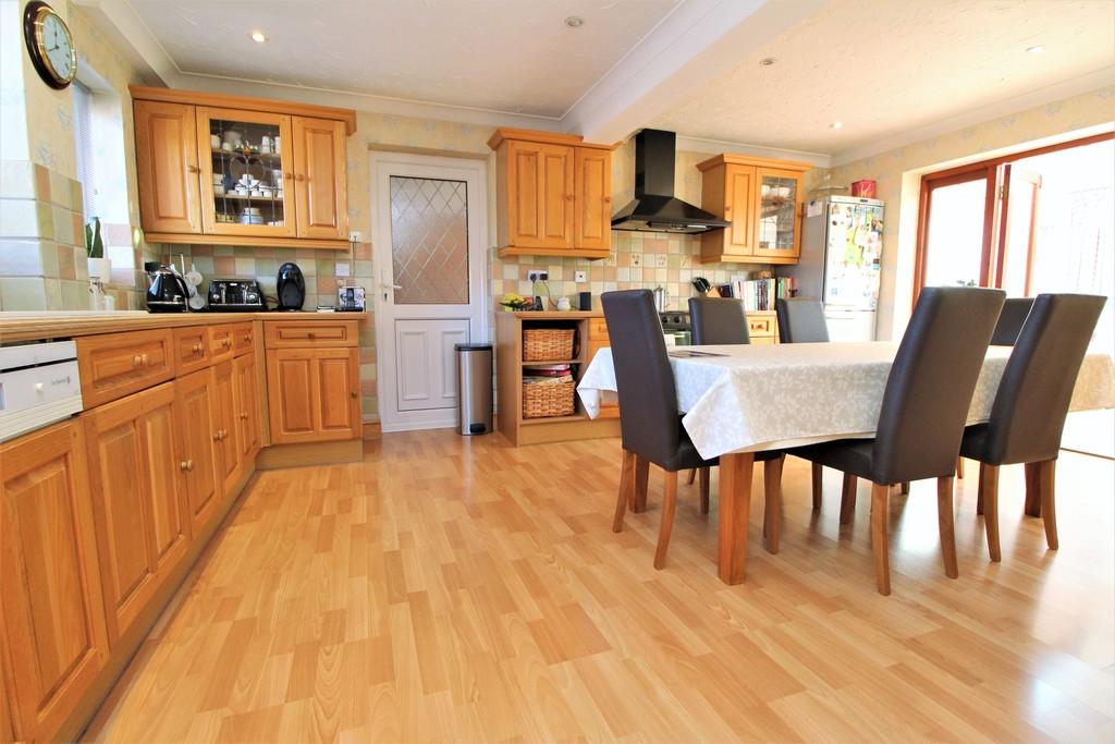 Craven Drive, Colchester, CO4 9BE 4 bed detached house £550,000