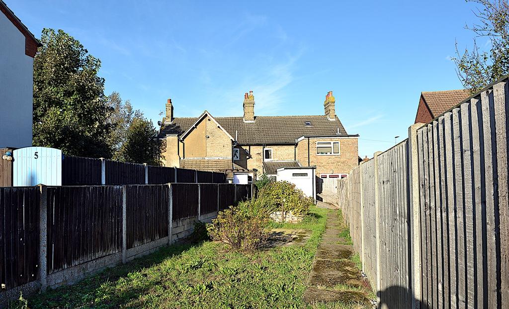 Baldock Road, Stotfold, SG5 2 bed terraced house £200,000