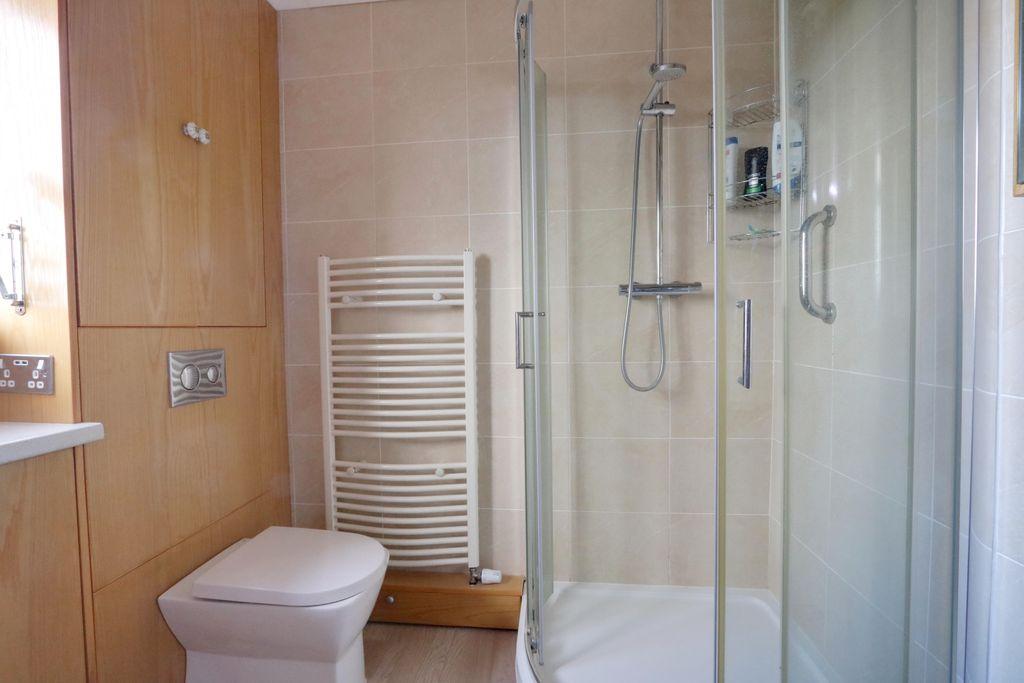 Ensuite to Bed 2