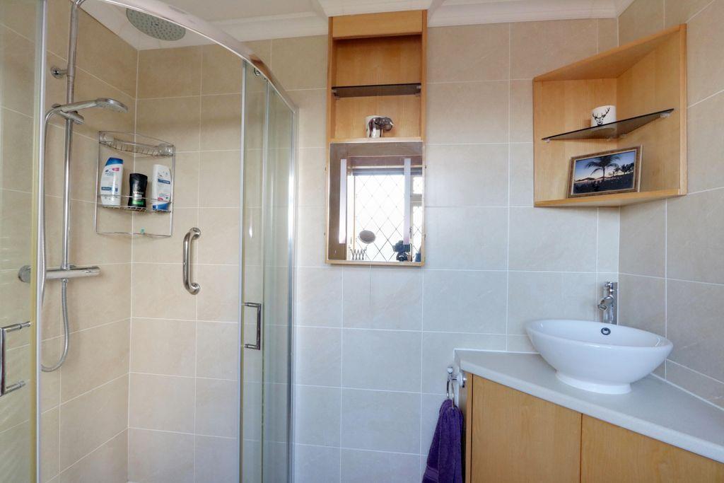 Ensuite to Bed 2