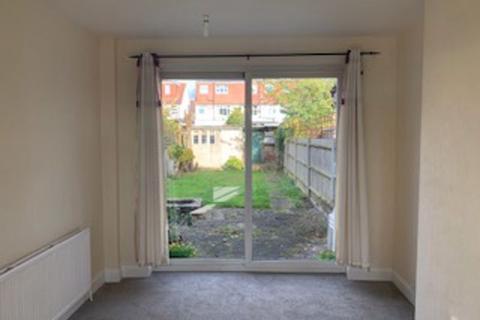 3 bedroom terraced house to rent, Sandringham Road, Worcester Park