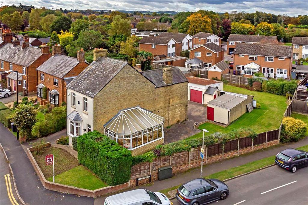 Arlesey Road, Ickleford, Hertfordshire 3 bed detached house £750,000