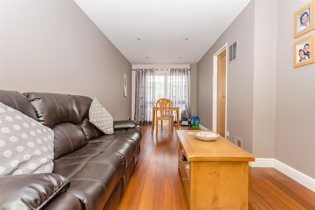 Hillside Close, Banstead 2 bed terraced house £375,000