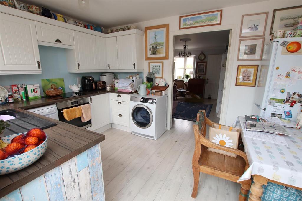 Kitchen2.JPG