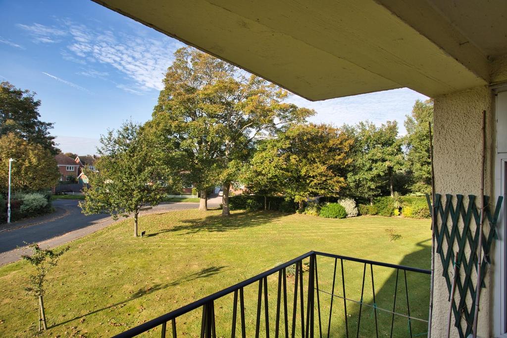 Lord Warden Avenue, Walmer, Deal 3 bed flat £225,000