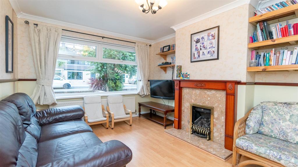 Churchill Drive, Ruddington, Nottingham 3 bed semidetached house £