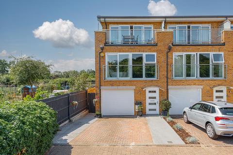 8 Barn Elms Close, Worcester Park, KT4 7AP