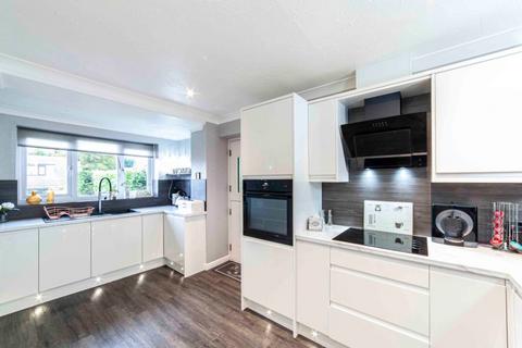 60 Den Lane, Springhead, Oldham, OL4 4NN