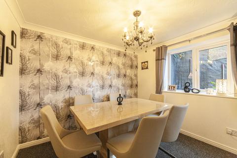 60 Den Lane, Springhead, Oldham, OL4 4NN