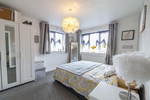 60 Den Lane, Springhead, Oldham, OL4 4NN