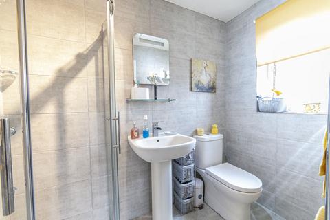 60 Den Lane, Springhead, Oldham, OL4 4NN