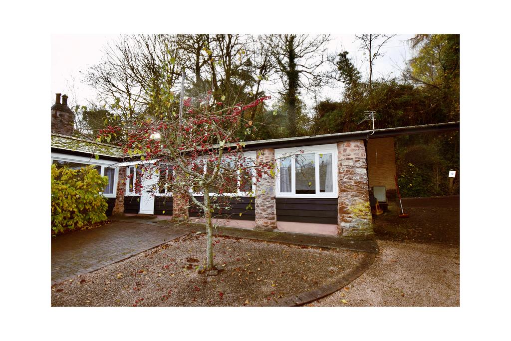 Cary Mews, Torquay, Devon, TQ2 1 bed bungalow £800 pcm (£185 pw)
