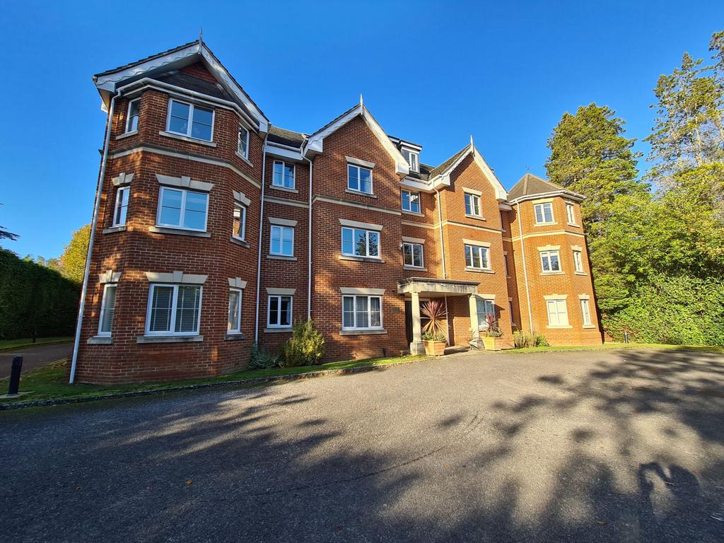 Portsmouth Road, Camberley, GU15 2 bed apartment £1,300 pcm (£300 pw)