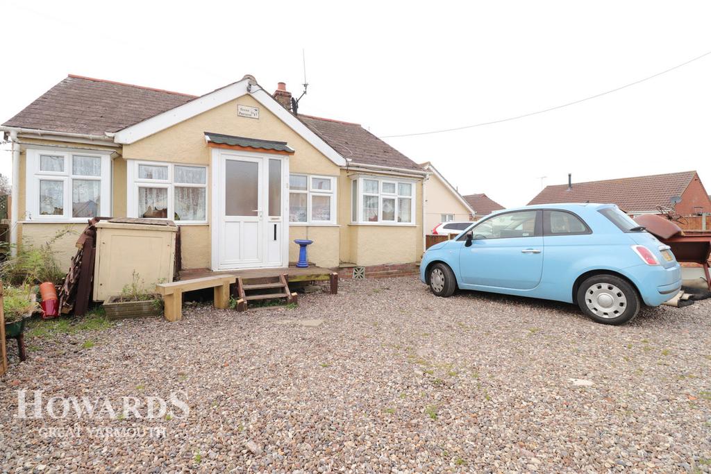 Fakes Road, Hemsby 2 bed detached bungalow £180,000