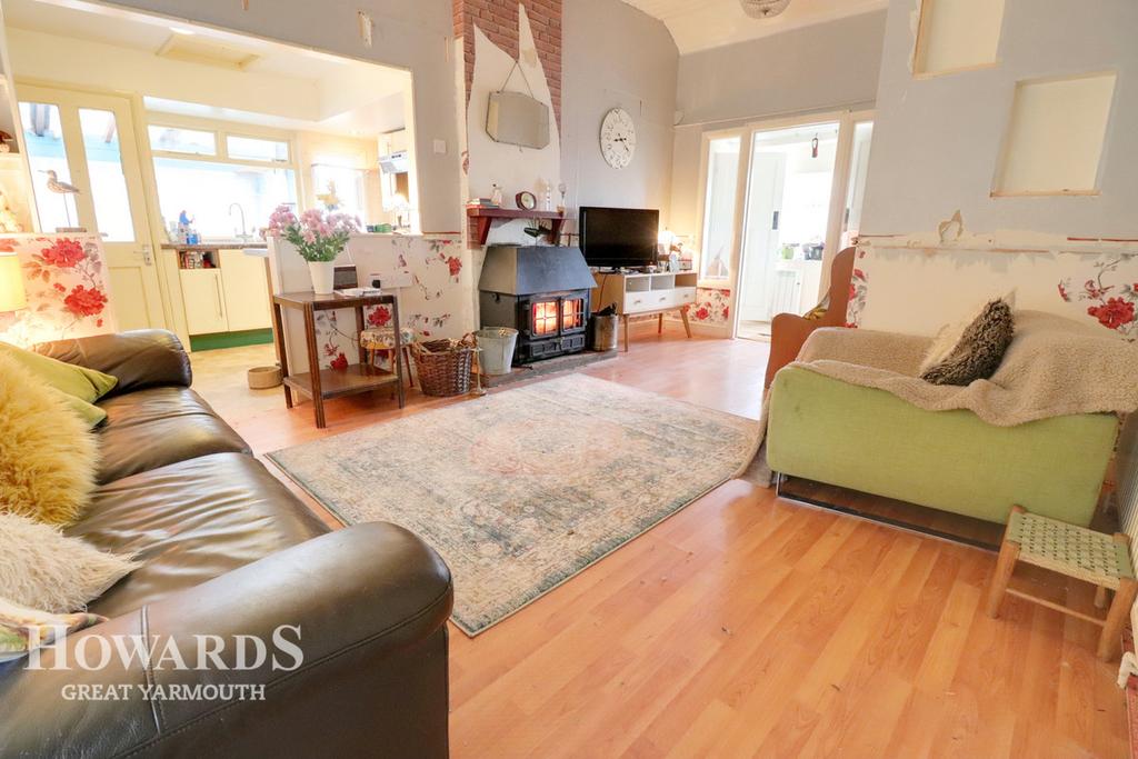 Fakes Road, Hemsby 2 bed detached bungalow £180,000