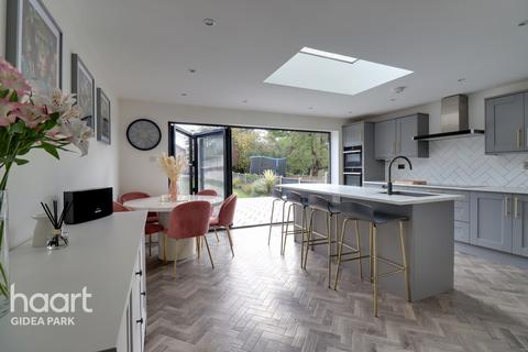 26 Marshalls Drive, Romford, RM1 4JT