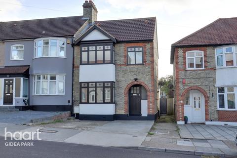 26 Marshalls Drive, Romford, RM1 4JT