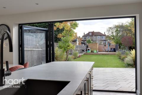 26 Marshalls Drive, Romford, RM1 4JT